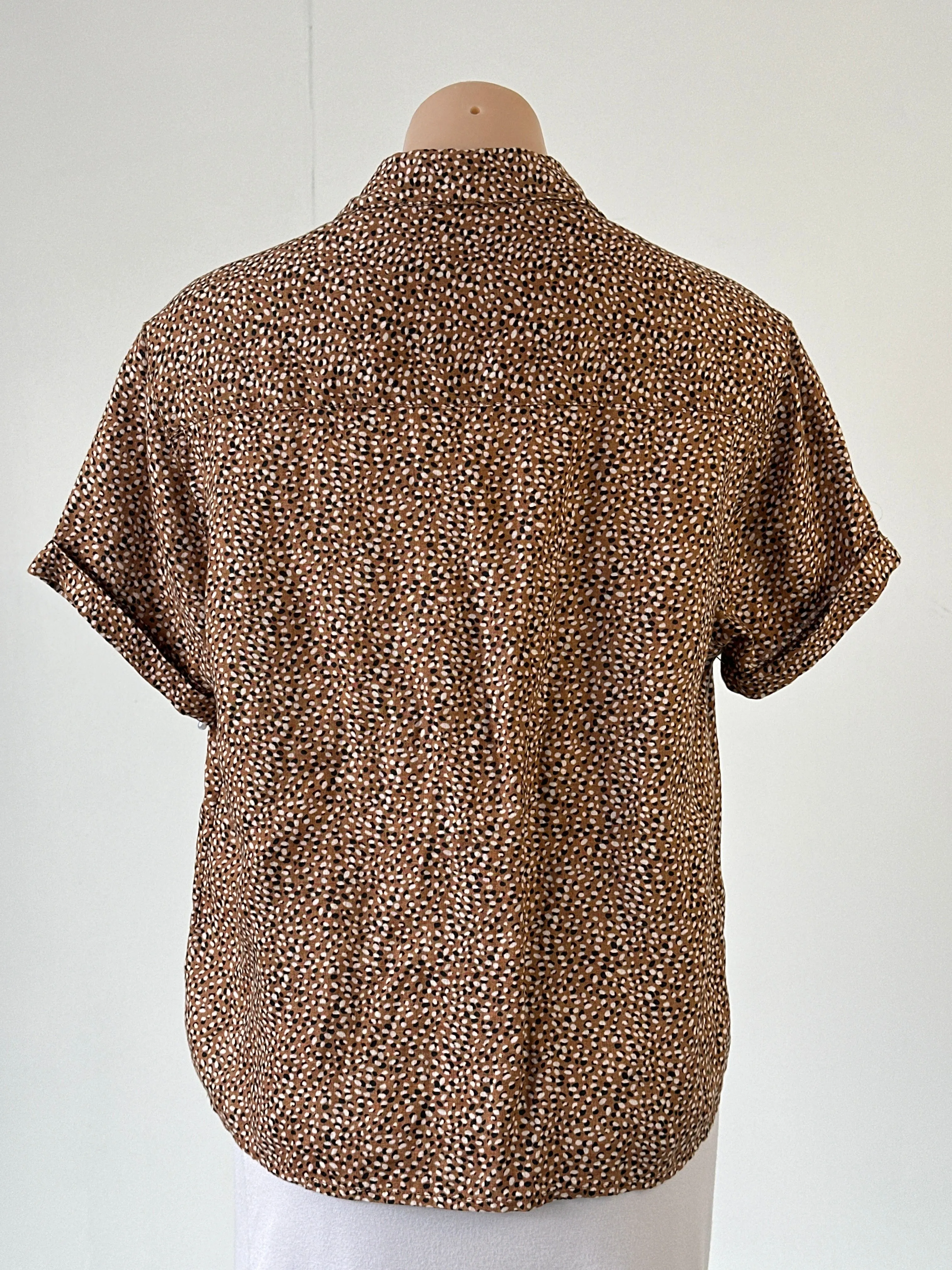 Tahari | New York | shirt | size 10 | short sleeve | 100% linen